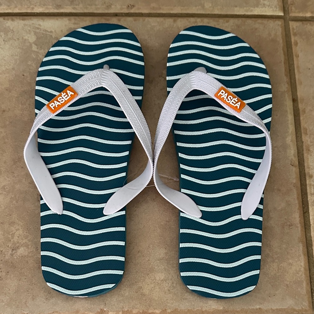NWOT Pasea Resort Hotel Flip Flops